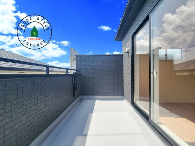 福岡市東区美和台6丁目第1-1棟（1号棟）のバルコニー|風をしっかりと感じられるバルコニーでは、毎日が洗濯日和です。広々としているので洗濯も楽しくなるでしょうし、気分転換にバルコニーからの眺めを楽しむのもいいでしょう。