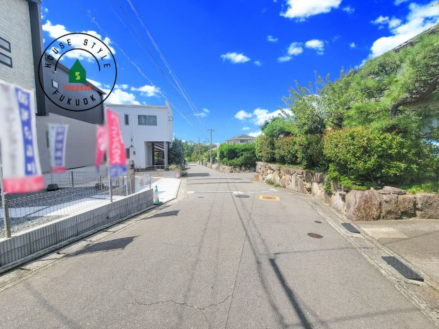 福岡市東区美和台6丁目第1-1棟（1号棟）の前面道路含む現地写真|前面道路です。