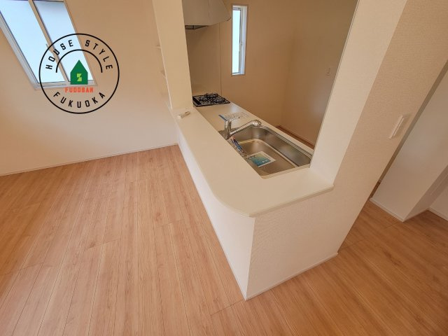 福岡市東区美和台6丁目第1-1棟（1号棟）のダイニング|キッチンから立ち込める香りが今日の料理を期待させます。