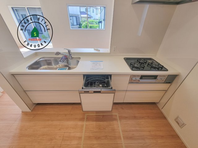 福岡市東区美和台6丁目第1-1棟（1号棟）のキッチン|ご家族を近くに感じられる対面キッチンのLDK。会話もはずみそうですね。