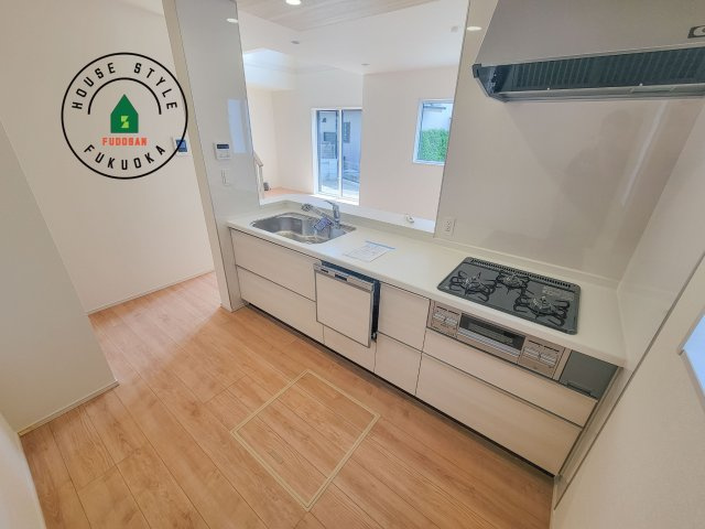 福岡市東区美和台6丁目第1-1棟（1号棟）のキッチン|ダイニングテーブルへの配膳がラクラク、お料理はかどるカウンター付きシステムキッチン！