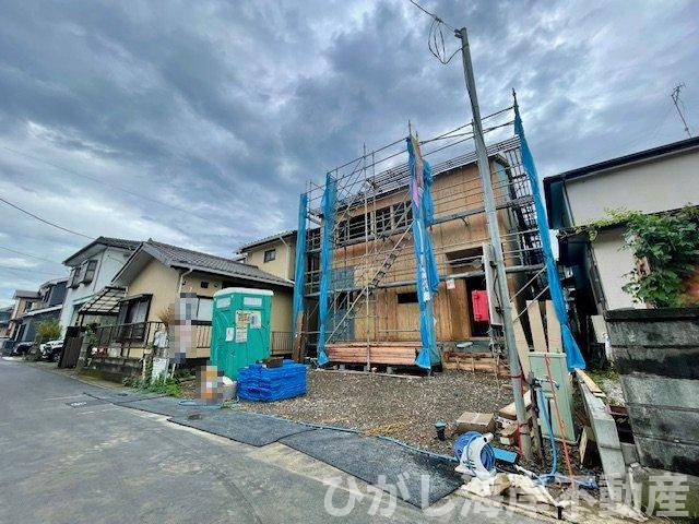 平塚市纒　新築戸建の前面道路含む現地写真|20帖　勾配天井のLDK9月13日撮影　建築中　現地外観