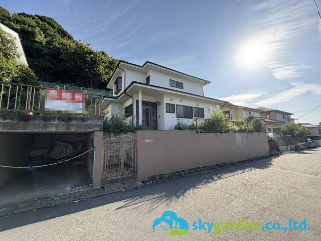 鎌倉市城廻　中古戸建の前面道路含む現地写真