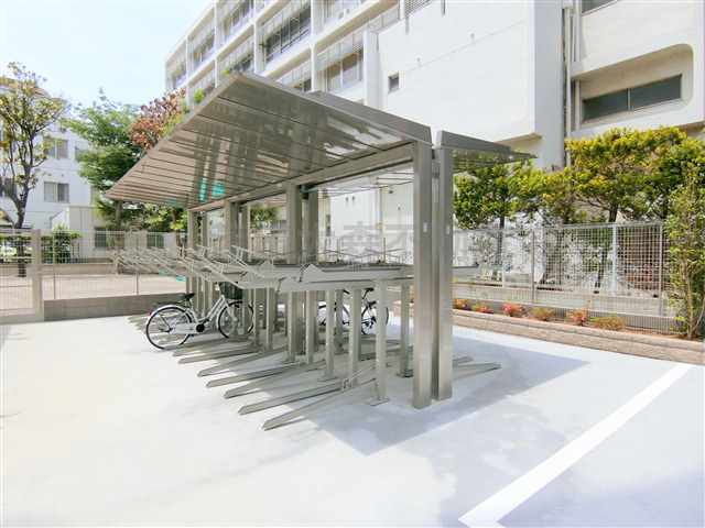 グランシャリオ羽田のその他共用部分|屋根付きラック式の駐輪場