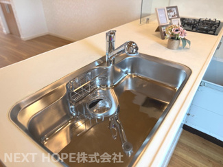 【キッチン】 | 尼崎市西難波町6丁目中古戸建 | 広く快適なキッチンです♪お料理も楽しくできます！！浄水機能付き水栓です♪