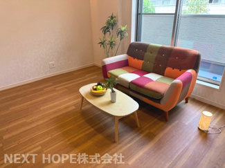 【居間・リビング】 | 尼崎市西難波町6丁目中古戸建 | バルコニーに面した明るく開放的なリビングです♪ぜひ現地でご確認ください！！※物件内の設置家具・小物はイメージです。