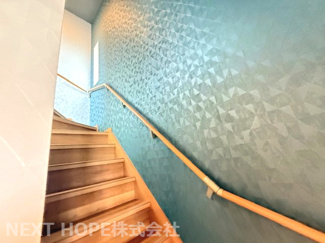 【内装】 | 尼崎市西難波町6丁目中古戸建 | 2階から3階への階段です♪手すり付きでお子様も安心・安全に昇り降りができます！