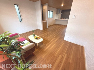 【居間・リビング】 | 尼崎市西難波町6丁目中古戸建 | 2階LDKは約18.3帖の大空間です♪休日もご家族がゆっくり寛げる癒しの空間です！！両面バルコニーで明るく開放的な室内です！！ぜひ現地でご確認ください！お気軽にネクストホープ不動産までお問い合わせを！