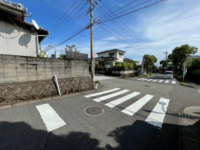 武岡3丁目　売地の前面道路含む現地写真|鹿児島市道で幅員6ｍ超。