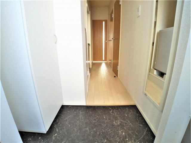 クレイノ彩Ⅴの玄関|明るい玄関です