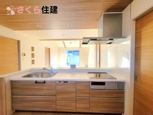 宇都宮市花房3丁目2期　2号棟のその他|同社施工物件の写真です。見せるキッチン。ダイニングとの空間のつながりがスペースのゆとりを生み出します♪										
