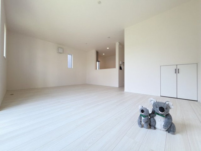 【居間・リビング】 | 玉村町斎藤田　新築住宅 | 上質な素材感と明るい空間が調和するリビング・ダイニング。家族やゲストをもてなす、ワンランク上のくつろぎをお届けします。