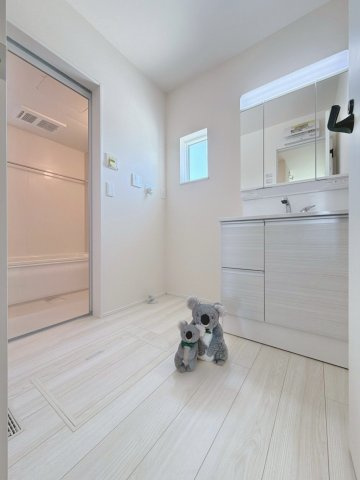 【独立洗面台】 | 玉村町斎藤田　新築住宅 | 爽やかなデザインでまとめられた洗面脱衣室。収納たくさんな洗面化粧台。