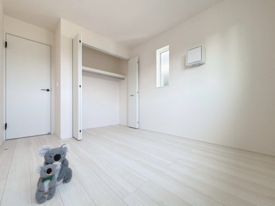 【洋室】 | 玉村町斎藤田　新築住宅 | 清潔感ある壁紙と温もり溢れる床材が調和した洋室。毎日の生活を少しでも快適に過ごして頂ける様、飽きの来ない雰囲気がたまりません。
