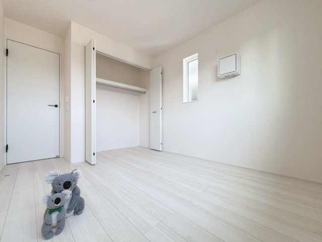 【洋室】 | 玉村町斎藤田　新築住宅 | 清潔感ある壁紙と温もり溢れる床材が調和した洋室。毎日の生活を少しでも快適に過ごして頂ける様、飽きの来ない雰囲気がたまりません。