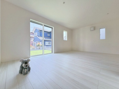 【居間・リビング】 | 玉村町斎藤田　新築住宅 | 家族が自然と集まるリビング・ダイニング明るい光が差し込み、笑顔があふれる心地よい空間です。ゆったりとした広さで、くつろぎの時間をお過ごしいただけます。