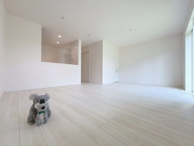 【居間・リビング】 | 玉村町斎藤田　新築住宅 | 開放感あふれるリビング・ダイニングは、光と風を感じながら過ごせる心地よい空間。インテリアの映える落ち着いたデザインで、ゆとりある毎日を演出します。
