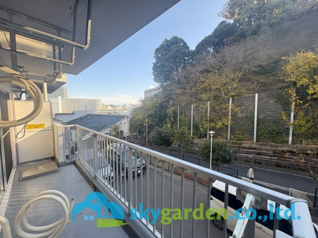 グローリア初穂鎌倉岡本のバルコニー|外からの目が気にならないバルコニーで洗濯物が干せます