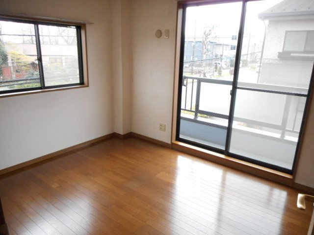 フェアリーズガーデン入西の洋室