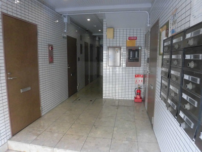 【エントランス】 | メゾン雅 | タイルの綺麗なロビーです。