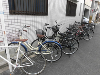 【駐車場】 | メゾン雅 | マンション前に自転車が置いてあります。