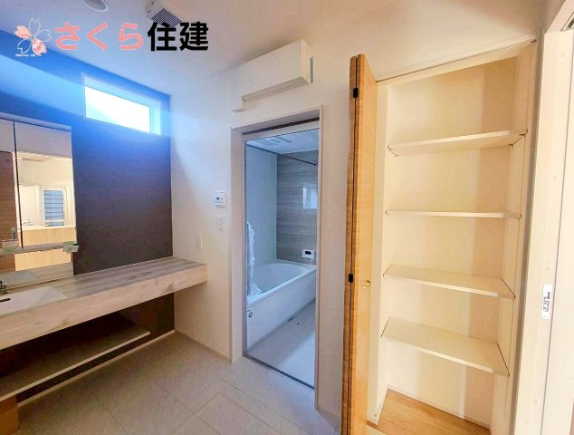 宇都宮市六道町2期　1号棟の脱衣所|洗面所には可動棚付きの収納を完備						
