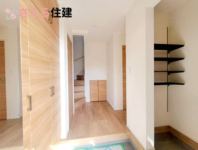 宇都宮市六道町2期　1号棟の玄関|玄関土間収納と姿見付きの靴箱で家族全員分の靴も収納可能です◎