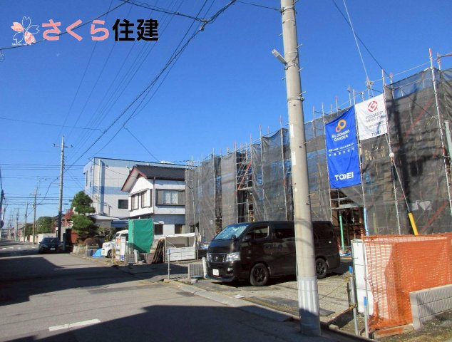 宇都宮市六道町2期　1号棟の前面道路含む現地写真|前面道路は6.1ｍあり、駐車場は並列で最大3台駐車が可能です◎