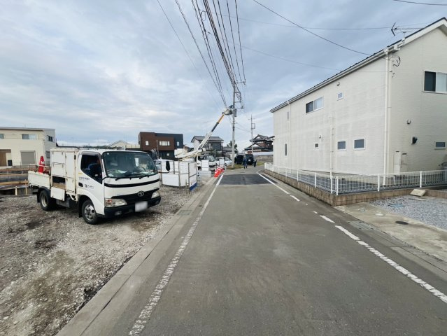 【Livele Garden】　古河市上辺見　第１０　全3邸の前面道路含む現地写真|建築中の様子が見られるのも今だけ！
ぜひ、お気軽にお問い合わせください（＾＾）
2025年10月撮影