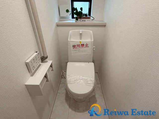 新築戸建　茅ヶ崎市赤羽根のトイレ|様々な機能が付いた温水洗浄便座。