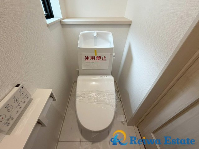 新築戸建　茅ヶ崎市赤羽根のトイレ|様々な機能が付いた温水洗浄便座。