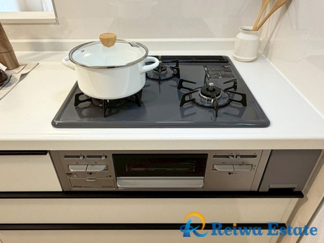 新築戸建　茅ヶ崎市赤羽根の設備|同時調理可能な3口コンロでお料理がはかどります♪