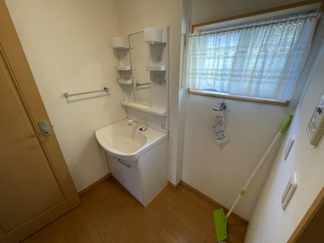 柏戸建の洗面所
