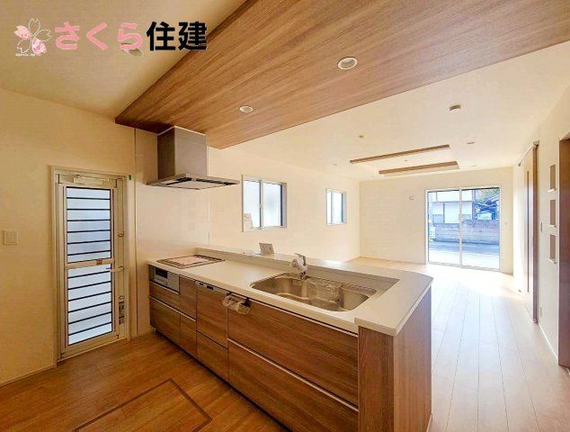 宇都宮市六道町2期　2号棟の内観：施工例|同社施工物件の写真です。対面式システムキッチン。家族とコミュニケーションをとりながら家事ができます
