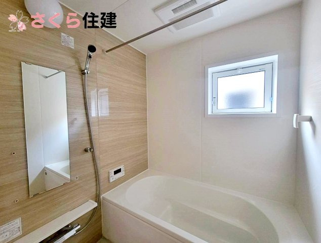 宇都宮市六道町2期　2号棟の内観：施工例|同社施工物件の写真です。雨の日や湿気の多い梅雨時期などに重宝する浴室暖房乾燥機付きです		