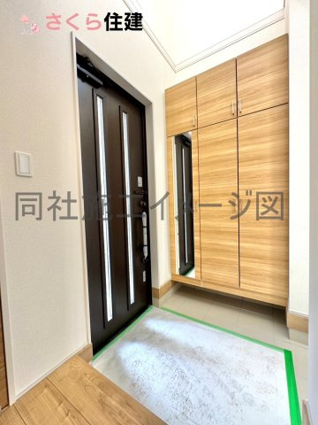 宇都宮市六道町2期　3号棟のその他|同社施工物件の写真です。住まう人も来客も入った時にワクワクさせてくれるオシャレな玄関♪ 収納もたっぷり! 靴がたくさんあっても安心！													
