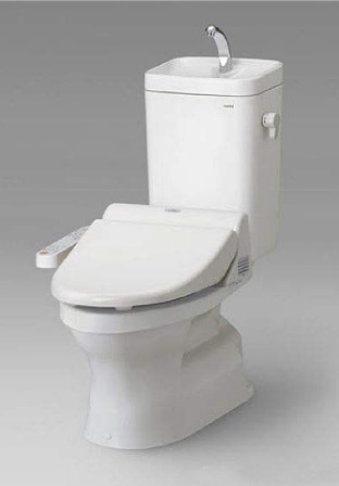 仲介手数料不要　リナージュ北区麻生田5丁目24‐1期【麻生田小・清水中】のトイレ|1階、２階どちらにも節水省エネ仕様のシャワートイレを採用しています。バリアフリーに配慮して便座から立ち上がりやすくする手すり、また棚やタオル掛けも設けています。