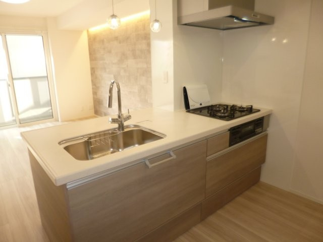 HONEY BEAR Aのキッチン|３口ガスコンロ付システムキッチン