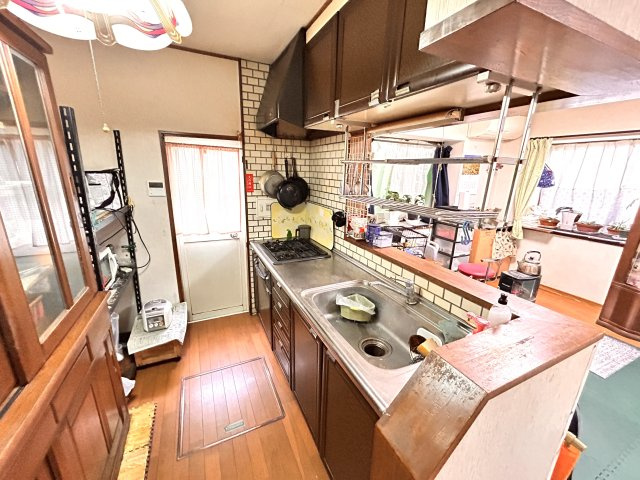 陽だまりの丘で育むあたたかな家族時間　菊池郡大津町大字大津のキッチン|この築年数にしては珍しい対面キッチンで食事の配膳が楽々です♪