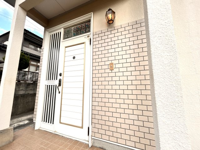 陽だまりの丘で育むあたたかな家族時間　菊池郡大津町大字大津の玄関|レトロな雰囲気な玄関とポーチライトが心地よい玄関デザイン