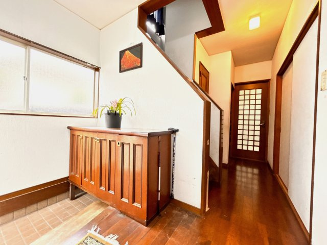 陽だまりの丘で育むあたたかな家族時間　菊池郡大津町大字大津の玄関|明るく見通しの良い玄関ホール。好きな絵を正面に飾れば帰りが楽しみになります