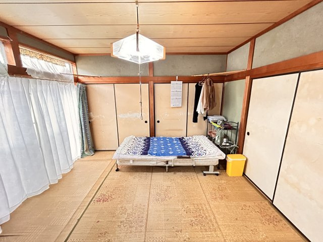 陽だまりの丘で育むあたたかな家族時間　菊池郡大津町大字大津の和室|収納豊富な和室は廊下からも直接アクセスができ、リビングと切り離し１部屋として使えます