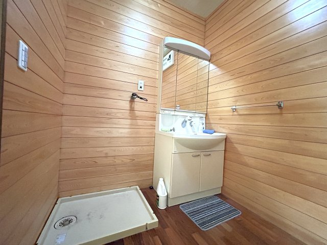 和の余白で贅沢に暮らす家　熊本県菊池郡菊陽町の脱衣所|使いやすい広々洗面台で朝も快適に。