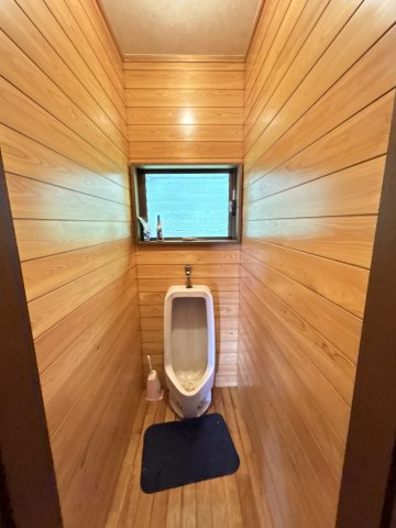 和の余白で贅沢に暮らす家　熊本県菊池郡菊陽町のトイレ|男性用トイレもあり、家族が多い家庭でも混雑知らずです！