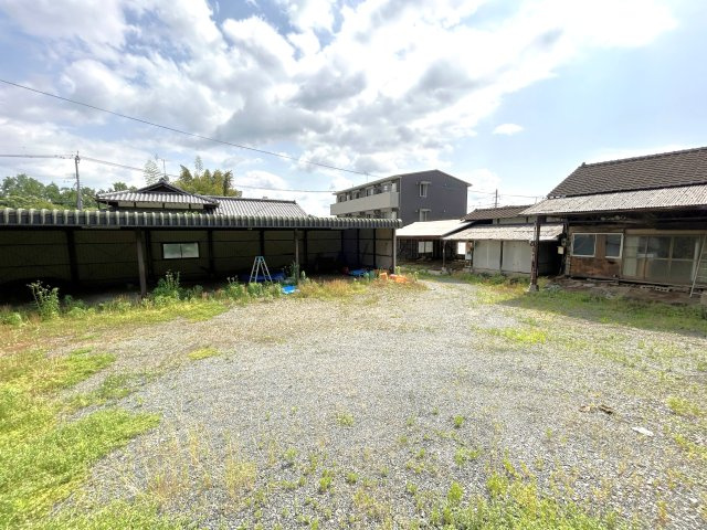 和の余白で贅沢に暮らす家　熊本県菊池郡菊陽町の庭|堅牢な屋根付き納屋あり（写真左）。10台以上余裕で停められる駐車スペースがあります♪