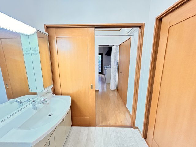 子育て世代に嬉しい広々空間と周辺環境　熊本県菊池郡菊陽町光の森5丁目 中古戸建の脱衣所|毎朝の混雑を回避！ 二方向からのアクセスできる広々空間！一直線の水回り動線で家事もラクラク快適に