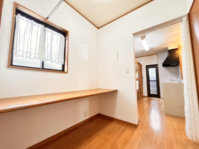 子育て世代に嬉しい広々空間と周辺環境　熊本県菊池郡菊陽町光の森5丁目 中古戸建の設備|キッチンと脱衣洗面所をつなぐ絶妙な家事室はランドリールームやちょっとした机上作業ができ◎