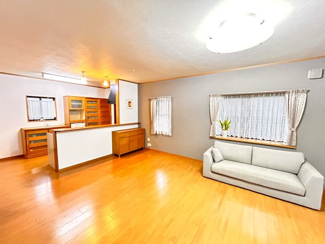 子育て世代に嬉しい広々空間と周辺環境　熊本県菊池郡菊陽町光の森5丁目 中古戸建の居間・リビング|どんな家具でもマッチするシンプルながら、上品な雰囲気のリビング
