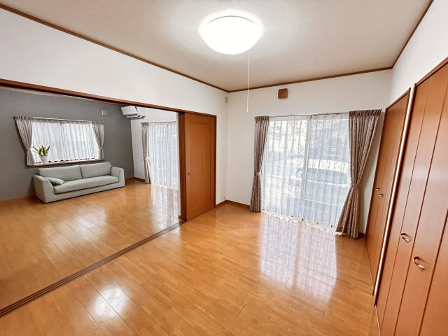 子育て世代に嬉しい広々空間と周辺環境　熊本県菊池郡菊陽町光の森5丁目 中古戸建の洋室|お気に入りの大きな家具も自由にレイアウトできるシンプルな空間