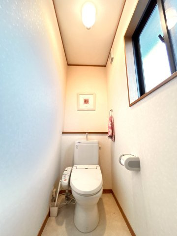 子育て世代に嬉しい広々空間と周辺環境　熊本県菊池郡菊陽町光の森5丁目 中古戸建のトイレ|二階にもトイレがあり、朝の貴重な時間を無駄にしません